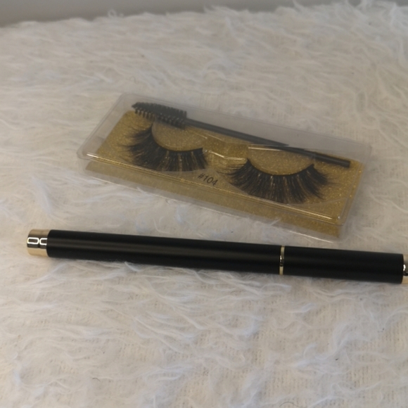 NWOT 2 in 1 Black Eyeliner and Eyelash Adhesive - Picture 1 of 3